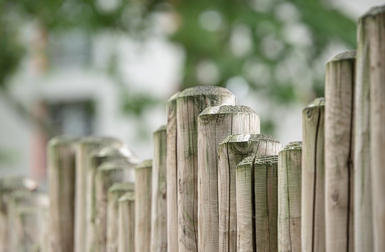 Redwood fence - Reasons to Use Redwood for Your Garden Fencing